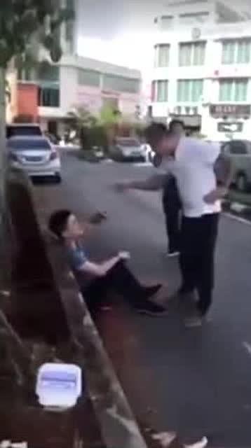 吃瓜群众被揍,事件引发社会关注